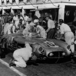 Targa Florio 1955: Boxenstopp Moss/Collins, da nur vorn rechts beschädigt