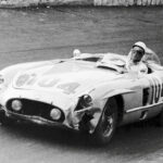 Moss' dritter Streich: Mit Peter Collins gewann er auch die Targa Florio - hier schon mit "Treffern" auf beiden Seiten