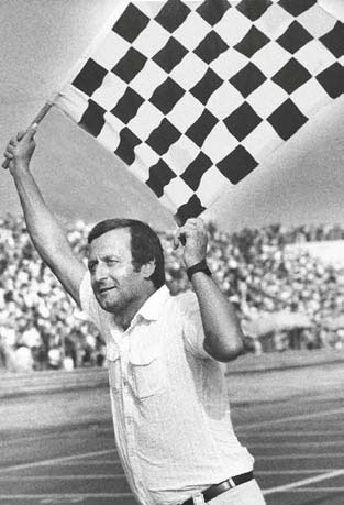 Immer alles im Griff: Leistner als Rennleiter 1979