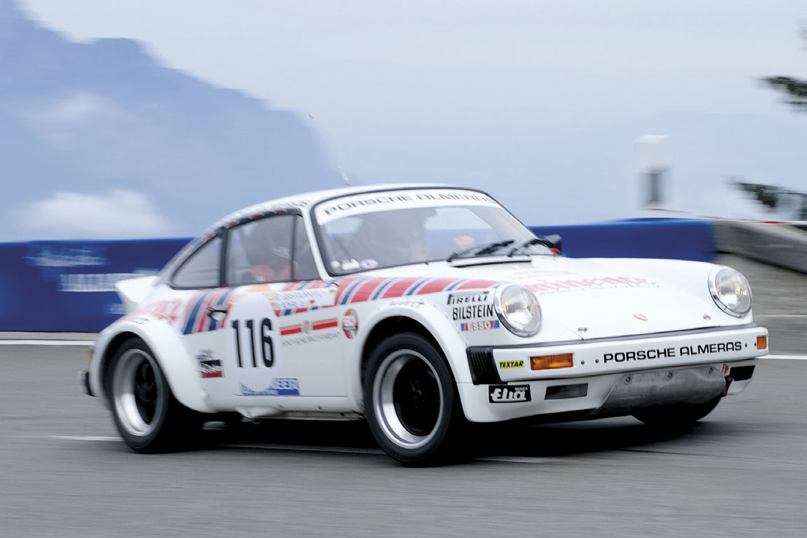 UNVERKENNBAR: WALTER RÖHRL BEGEISTERTE MIT VIRTUOSEN DRIFTWINKELN IM 77ER PORSCHE 911 "SAN REMO"