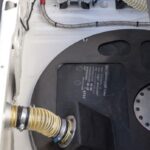 Der übersichtliche Kofferraum bietet Platz für das notwendige Rennzubehör: im Vordergrund der Renn-Sicherheits-tank der in der Reserveradmulde seinen Platz gefunden hat, dahinter die separate Benzinpump