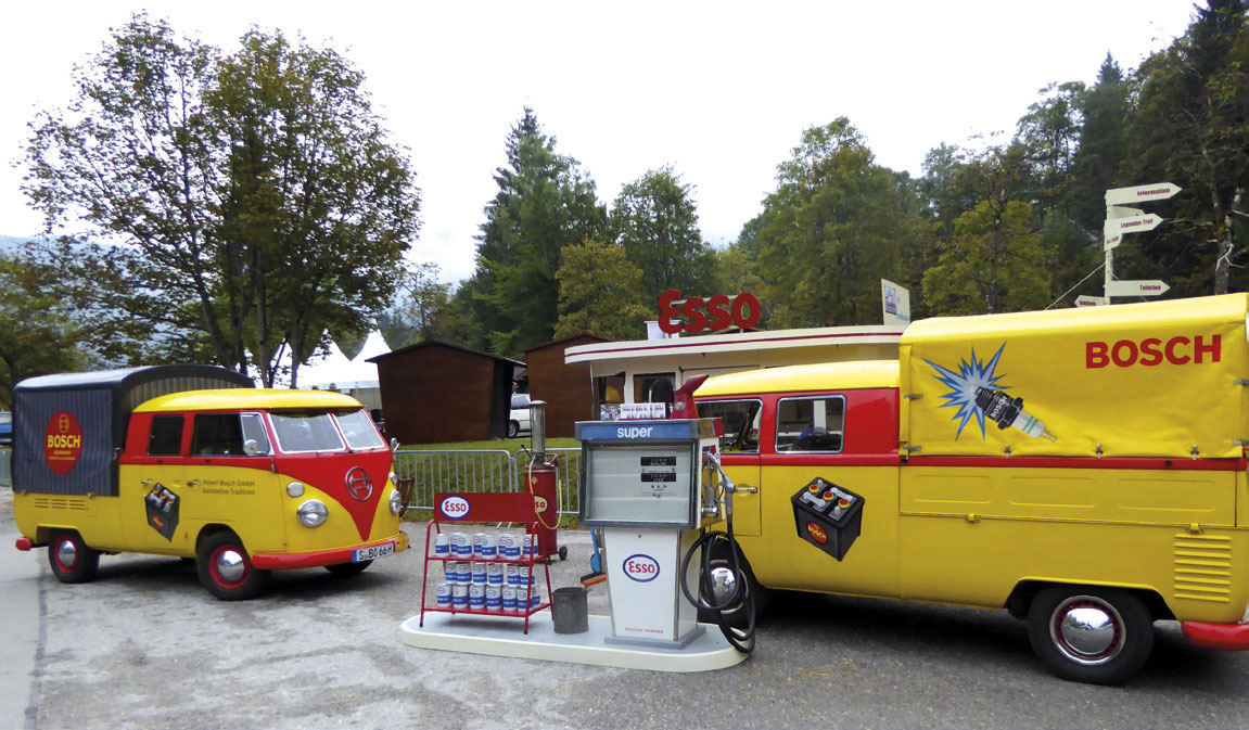 Auch eine Augenweide: Zeitgenössische Renndienst-Fahrzeuge