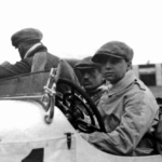 Der Remagener Rudolf Caracciola gewann 1927 das Eröffnungsrennen auf dem Nürburgring. Hier mit Beifahrer im Fahrerlager.