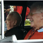 Sichtlich erfreut über die neuerliche Ausfahrt mit des Opel Rekord C „Schwarzen Witwe“: Erich Bitter (am Lenkrad) und Kurt Bergmann beim Ennstal Classic 2012