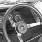 Drehzahlmesser im Vordergrund sowie Opel-GT-Lenkrad mit Experimental-GT-Hupenknopf im Cockpit des Opel Rekord C Schwarze Witwe