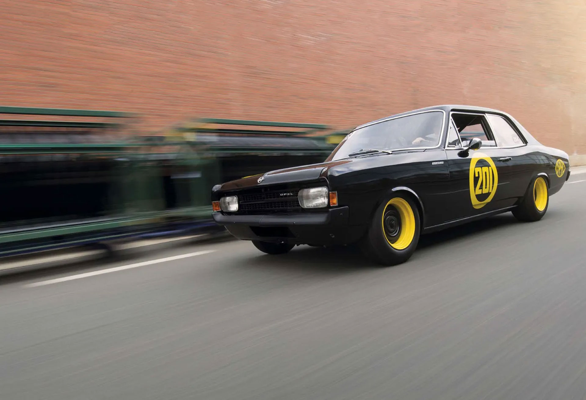 opel-rekord-c-schwarze-witwe-curbs-historischer-motorsport-magazin