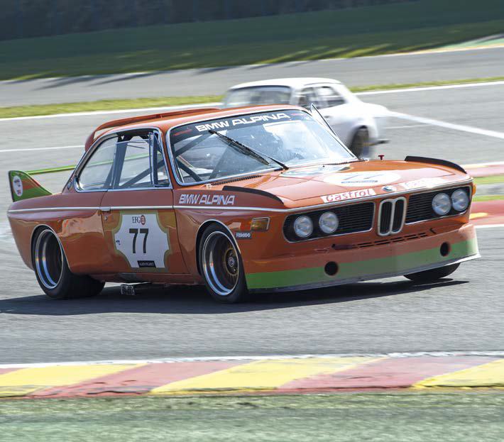 Einmal Sieger, einmal Zweiter bei den „moderneren“ Renntourenwagen: Dominik Roschmann im Alpina-BMW 3.0 CSL, hier im ersten Lauf gejagt von Dieter Anton im infernalisch gehenden Ford Escort 1600 RS