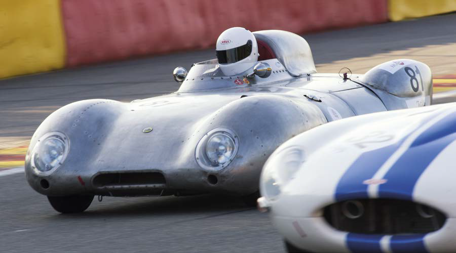 Tapferer Einsatz im Zwei-Stunden-Rennen am Samstagabend: Guy Pee-ters/Michel Wanty bringen ihren 57er Lotus XI 1500 als Klassensieger und drittplatzierten 50er Jahre-Rennsport-wagen ins Ziel bei Spa Classic