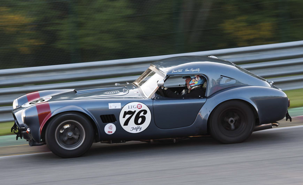 ns Hugenholtz 2. Starker Konkurrent im U2TC-Rennen: der Brite Shaun Lynn im Ford Cortina Lotus, Fünfter im ersten Lauf von Spa Classic