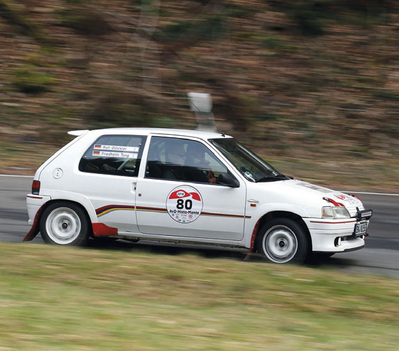 AvD-Histo-Monte: Friedhelm Tang und Rolf Glöckler aus Bonn auf, nur für diesen Einsatz präparieten, Peugeot 106 Rally