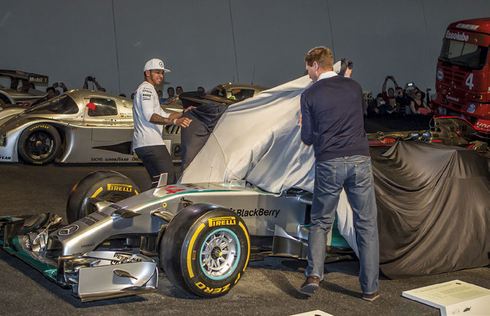 Mercedes-Benz Museum: 2015, Lewis Hamilton enthüllt sein WM-Auto von 2014 in der Rennkurve