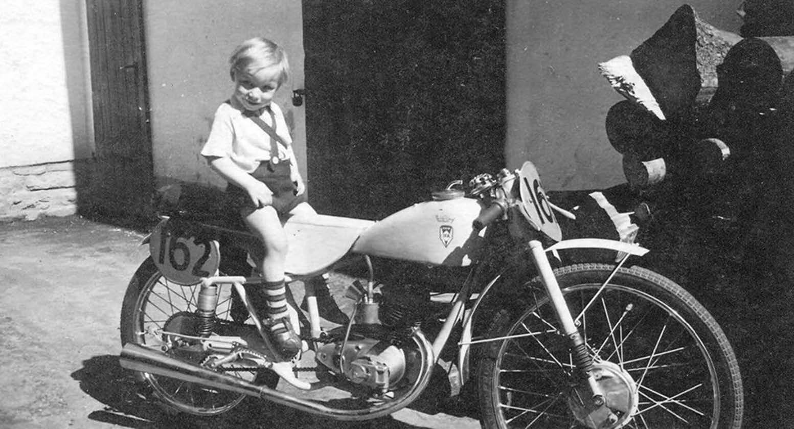 Steppke Jürgen Barth zirka 1950 auf einem Eigenbau-Motorrad seines Vaters Edgar Barth