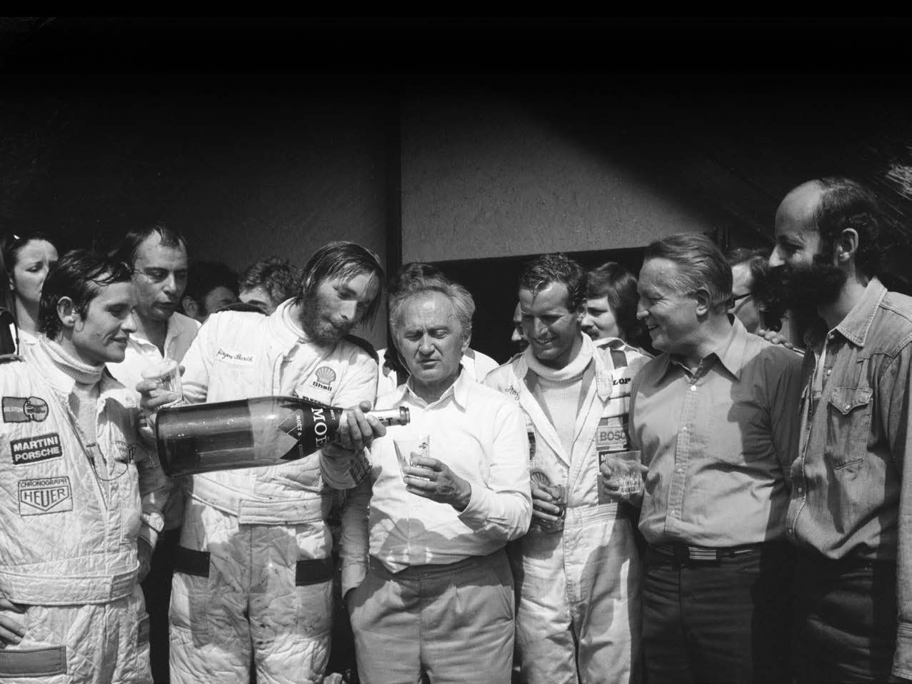 Jürgen Barth: Der Champagner danach schmeckte besonders gut: Jacky Ickx, Jürgen Barth, Professor Ernst Fuhrmann, Hurley Haywood, Helmuth Bott und Henri Pescarolo nach dem Le Mans-Sieg 1977 (v.li.)