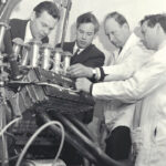 Lotus 49: Das „Baby“ wird begutachtet: Bill Brown und Keith Duckworth von Cosworth, beide links im Bild