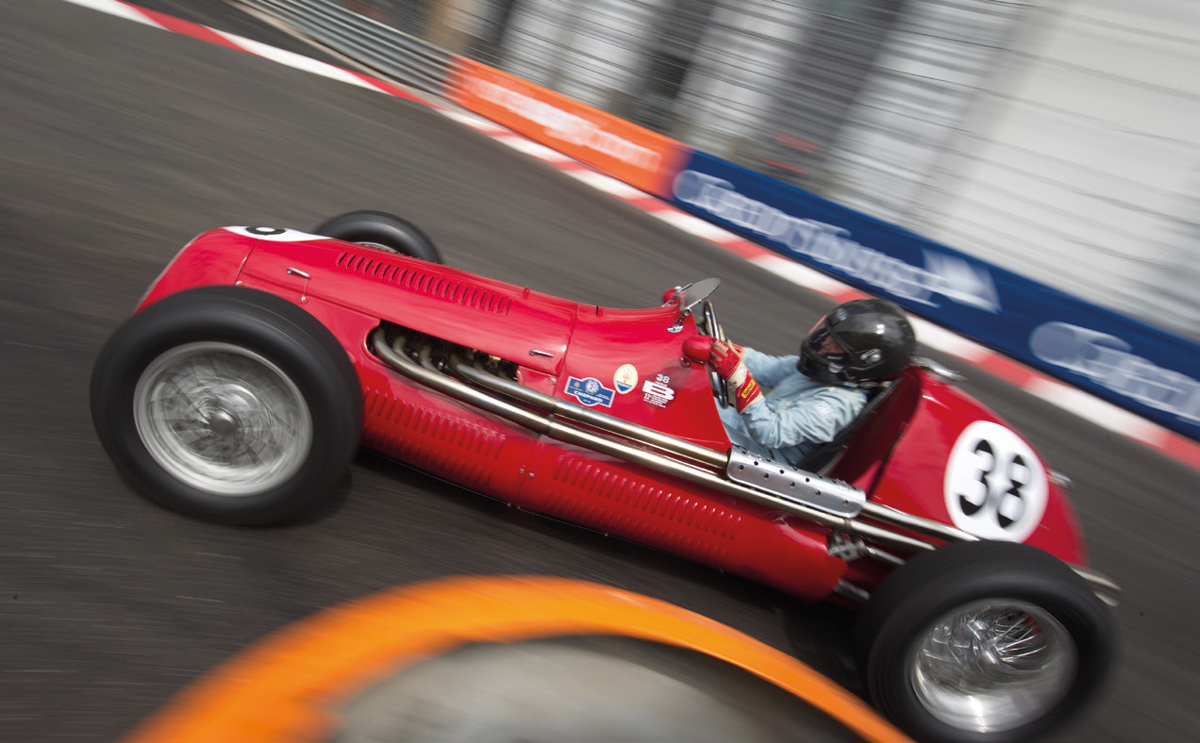 Grand Prix de Monaco: Performance einer Lady: die Britin Julia de Baldanza im Maserati A6 GCM