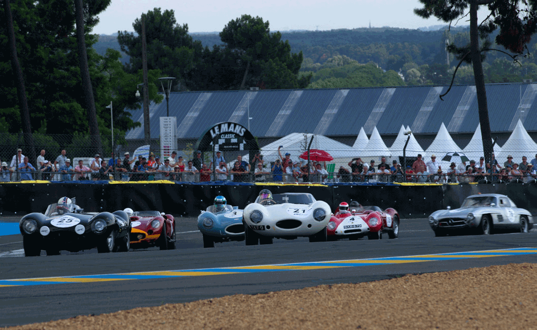 Die Spitze im Grid 2: die Jaguar D-Types von Monteverde/ Pearson (Nr. 21), Sieger des Rennens, und Brooks/Smith