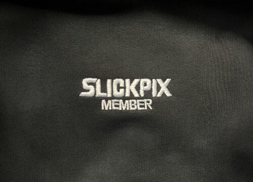 Detailansicht der Stickerei des Slickpix Member Hoodie