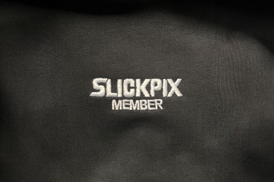 Detailansicht der Stickerei des Slickpix Member Hoodie