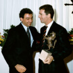 Michele-Alboreto-im-ferrari-curbs-klassischer-motorsport-magazin-Trophaee-aus-den-Haenden-von-Piero-Ferrari