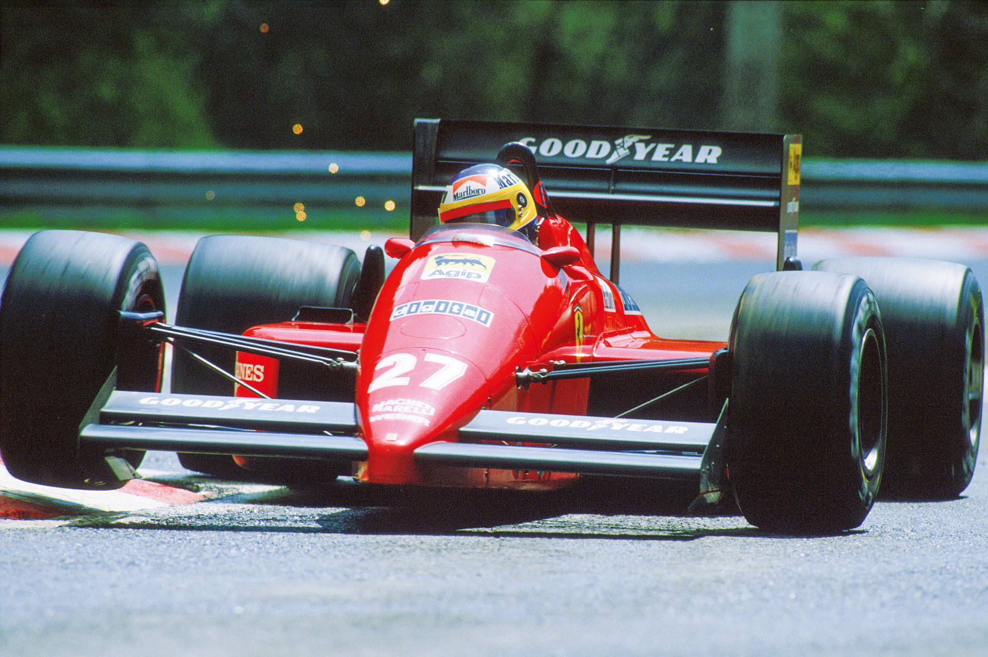 Michele-Alboreto-im-ferrari-curbs-klassischer-motorsport-magazin