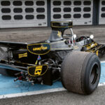 curbs-historischer-motorsport-lotus-76-jps-76-magazin-Floppte-Doppeldecker-Heckfluegel