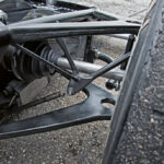 curbs-historischer-motorsport-lotus-76-jps-76-magazin-Vorderradaufhaengung-mit-Pull-Rod-System-Daempfer-ohne-Federn-dafür-mit-Drehstaeben