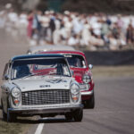 curbs-klassischer-motorsport-magazin-goodwood-revival-Duell-Jimmie-Johnson,-A40,-gegen-Jenson-Button-Alfa-Romeo