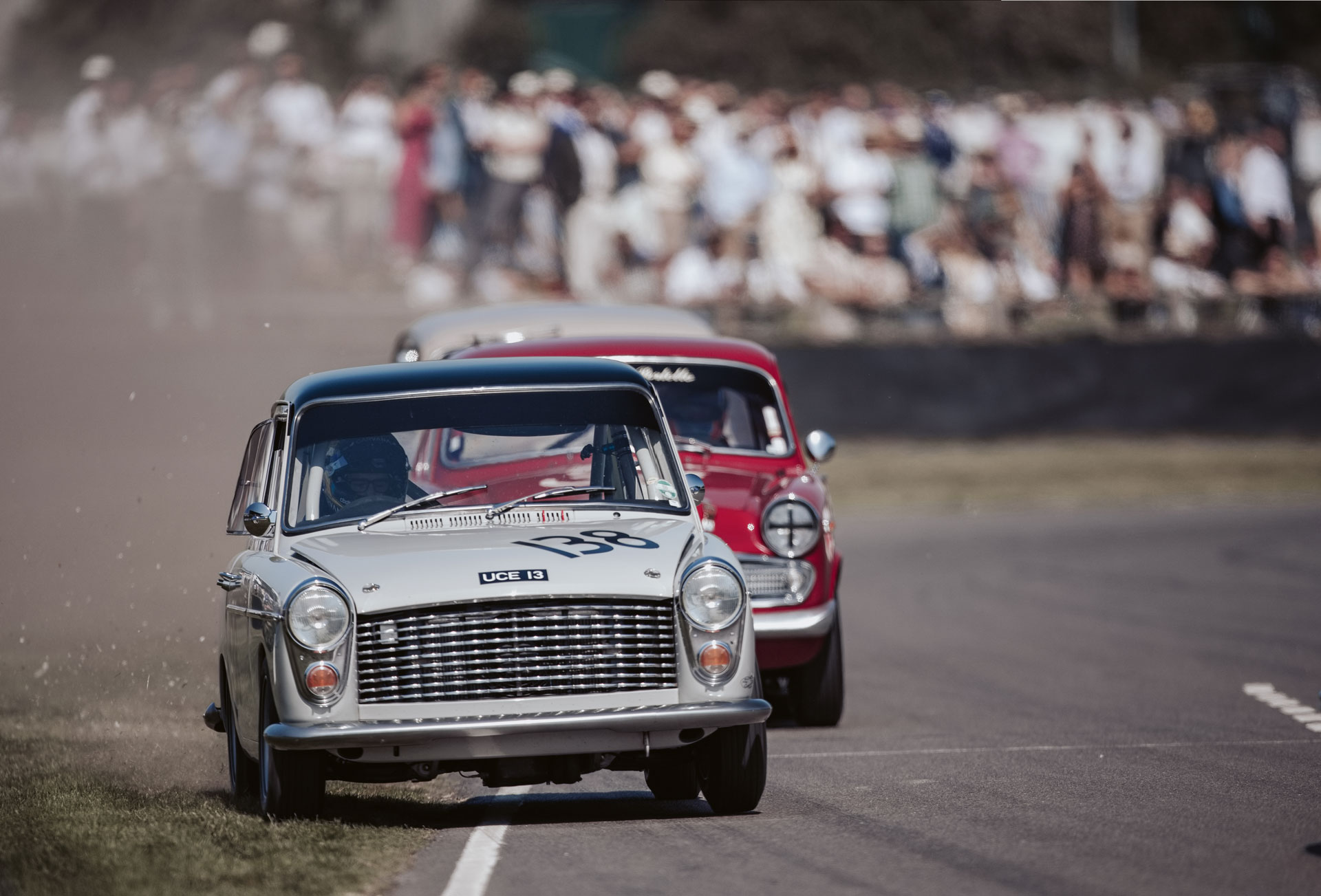 curbs-klassischer-motorsport-magazin-goodwood-revival-Duell-Jimmie-Johnson,-A40,-gegen-Jenson-Button-Alfa-Romeo