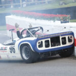 curbs-klassischer-motorsport-magazin-goodwood-revival-John-Spiers-knallt-rueckwaerts-gegen-die-Schiekane…