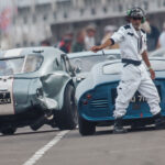 curbs-klassischer-motorsport-magazin-goodwood-revival-Verbissen-in-einen-Gegner-und-Strecken-Blockade
