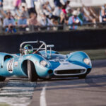 curbs-klassischer-motorsport-magazin-goodwood-revival-Voellig-quer-und-danach-Ab-gang--dieser-Lola-T70-Spyder