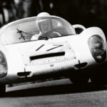 Wegen seiner Körpergroeße musste Udo Schütz auf das Dach seines Porsche 910 verzichten