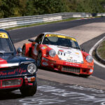 Im Karussell innen vom Mittelmotor-911 RSR passiert: dieser Hillman Imp beim 1000km-Rennen auf dem Nürburgring