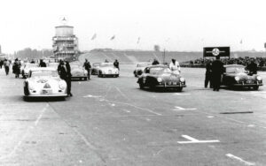 Start der Seriensportwagen vom AvD-Avus-Rennen, allesamt Porsche 356 