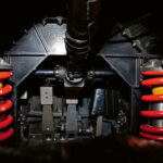 Dämpfer/Federeinheit im Cockpit des Lotus87b. Füße vor Vorderachs Mitte