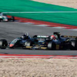Marco Werner, Lotus 76/1, überholt Ken Tyrrell auf dem Außenriss beim ALGARVE-FESTIVAL-2023
