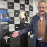 Fredy-Lienhard mit Lenkrad und Helm vom schweren Unfall in Hemberg