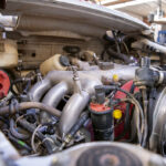 Wüsten-Spuren auch im Motorraum des Porsche 959