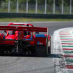 Am Kurvenausgang bleibt Gummi vom Ferrari 333 SP liegen... Whellspin läßt grüßen