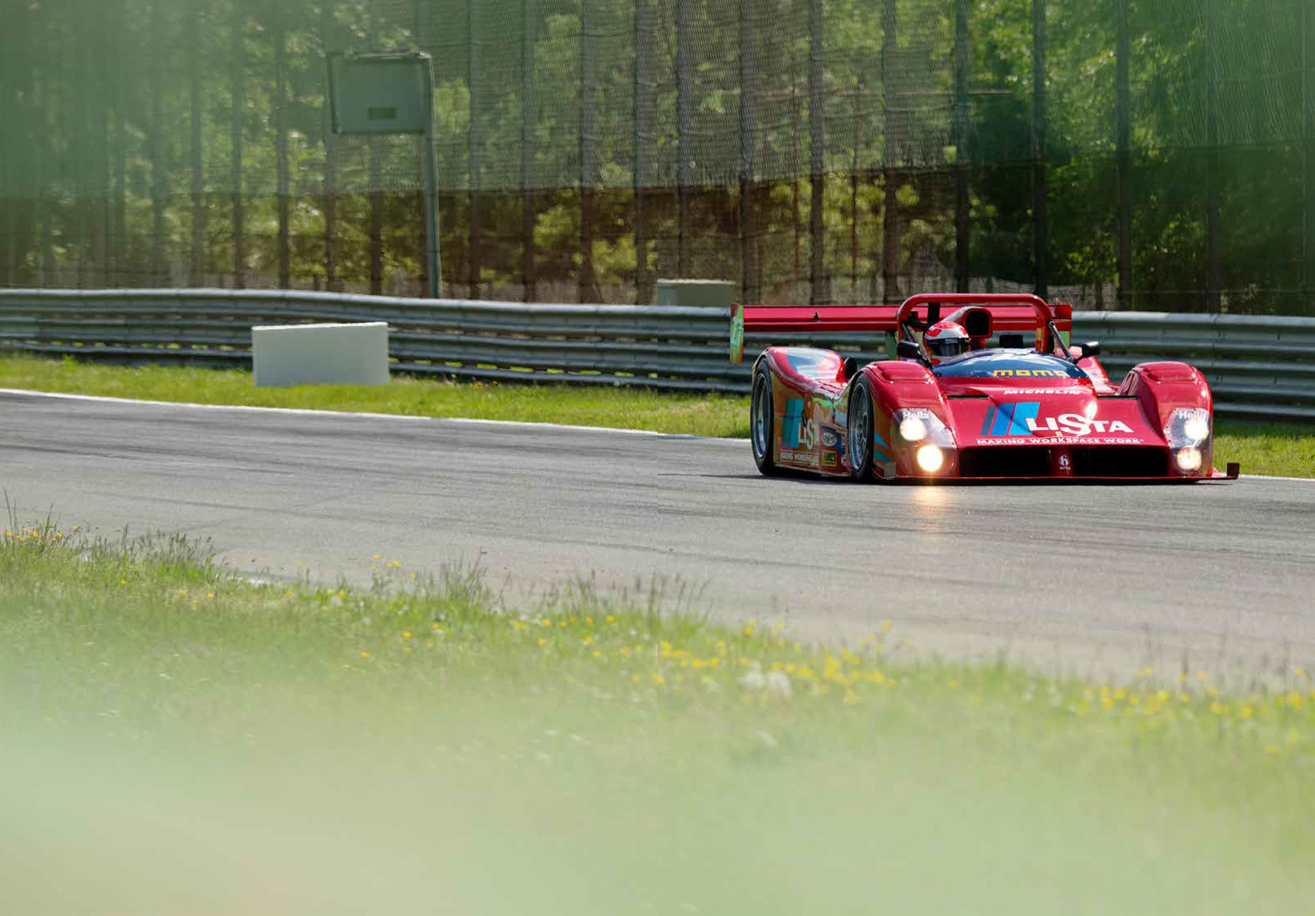 trackday-marco-werner-im-Ferrari-333-SP-curbs-historischer-motorsport