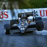 Grand-Prix-de-Monaco-Historique-2024-curbs-historischer-motorsportmagazin-Michael-Lyons-überfl-iegt-einmal-mehr-die-Curbs-in-Richtung-Podestplatz