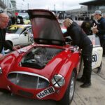 Nuerburgring-24h-Classic-2022-curbs-historischer-motorsport-magazin-Healey-Scheiben-Service-durch-Alexander-Kolbs-Tochter