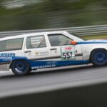 Nuerburgring-24h-Classic-2022-curbs-historischer-motorsport-magazin-Im-Mittelfeld-unterwegs--der-850-Turbo-Kombi-von-Volvo