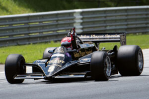 austrian-historic-curbs-historischer-motorsport-magazin-Marco-Werner-signalisiert-seinen-nahenden-Ausfall