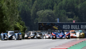 austrian-historic-curbs-historischer-motorsport-magazin-Start-zum-Endurance-Rennen,-Zweiter-von-links--Werners-Lotus