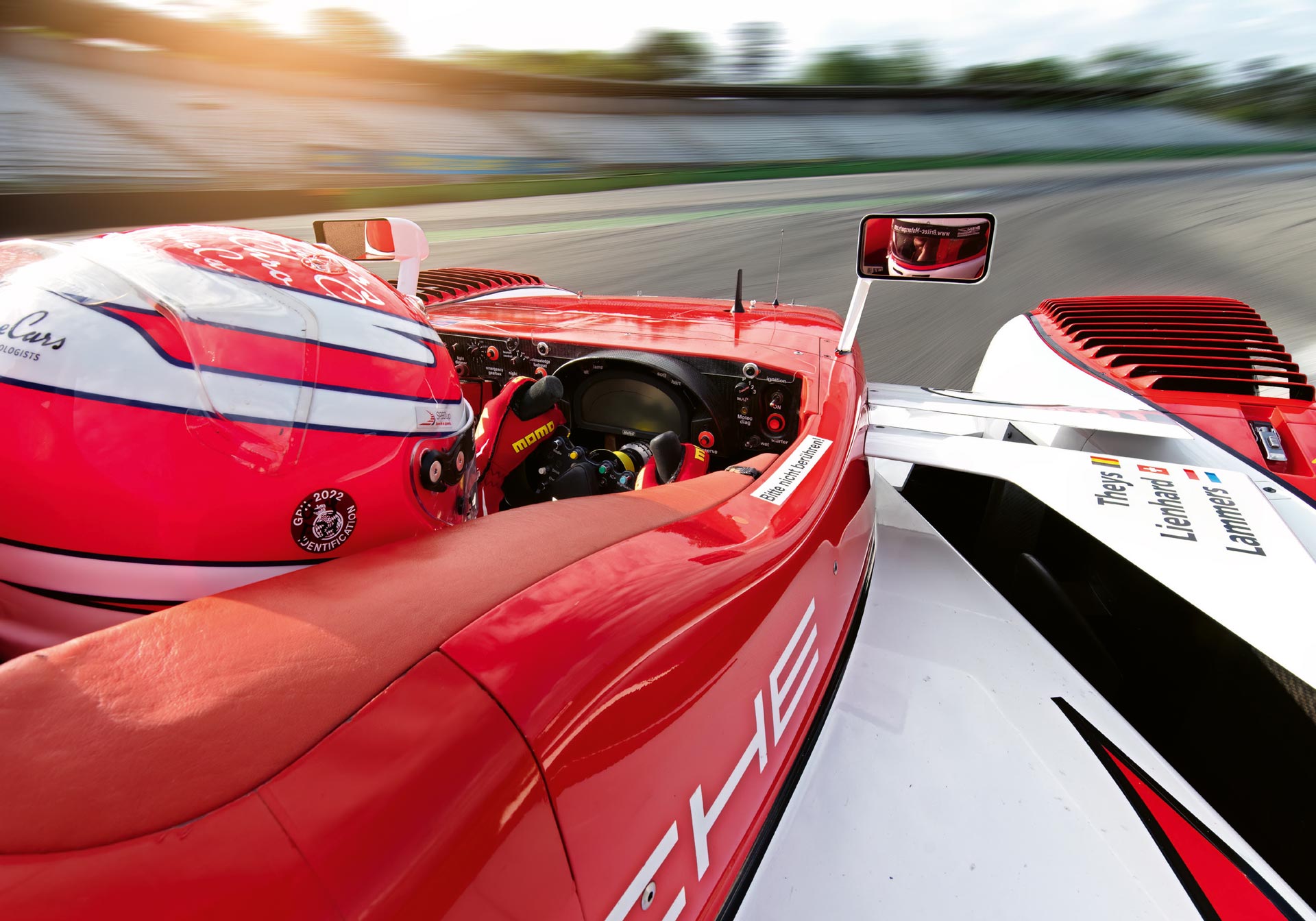 trackday-marco-werner-prosche-rs-spyder-lmp2--chassis-curbs-historischer-motorsport-magazin-In-Turn-1-dem-Fahrer-über-die-Schulter-geschaut