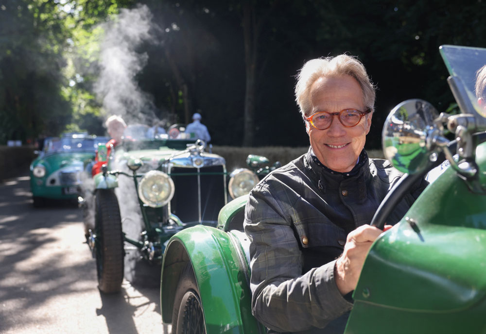 goodwood-festival-of-speed-2024-curbs-historischer-motorsport-magazin-Der-Duke-of-Richmond-im-MG-C-Type-von-damals