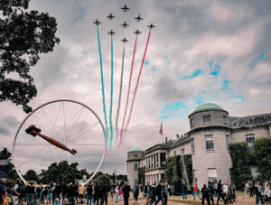 goodwood-festival-of-speed-2024-curbs-historischer-motorsport-magazin-Die-Red-Arrows-im-Formationsfl-ug-über-dem-Schloss