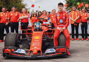 goodwood-festival-of-speed-2024-curbs-historischer-motorsport-magazin-Ferrari-Jungstar-Oliver-Bearman-samt-Ferrari-Goodwood-Crew