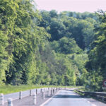 Die schnelle Bergab-Rechts „Six Freres“ in Rouen kommt in Sicht